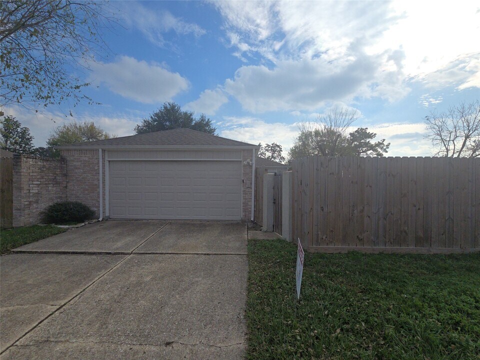 10935 Indian Vista Dr in Houston, TX - Building Photo