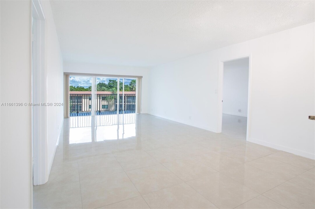 140 Lakeview Dr in Weston, FL - Building Photo