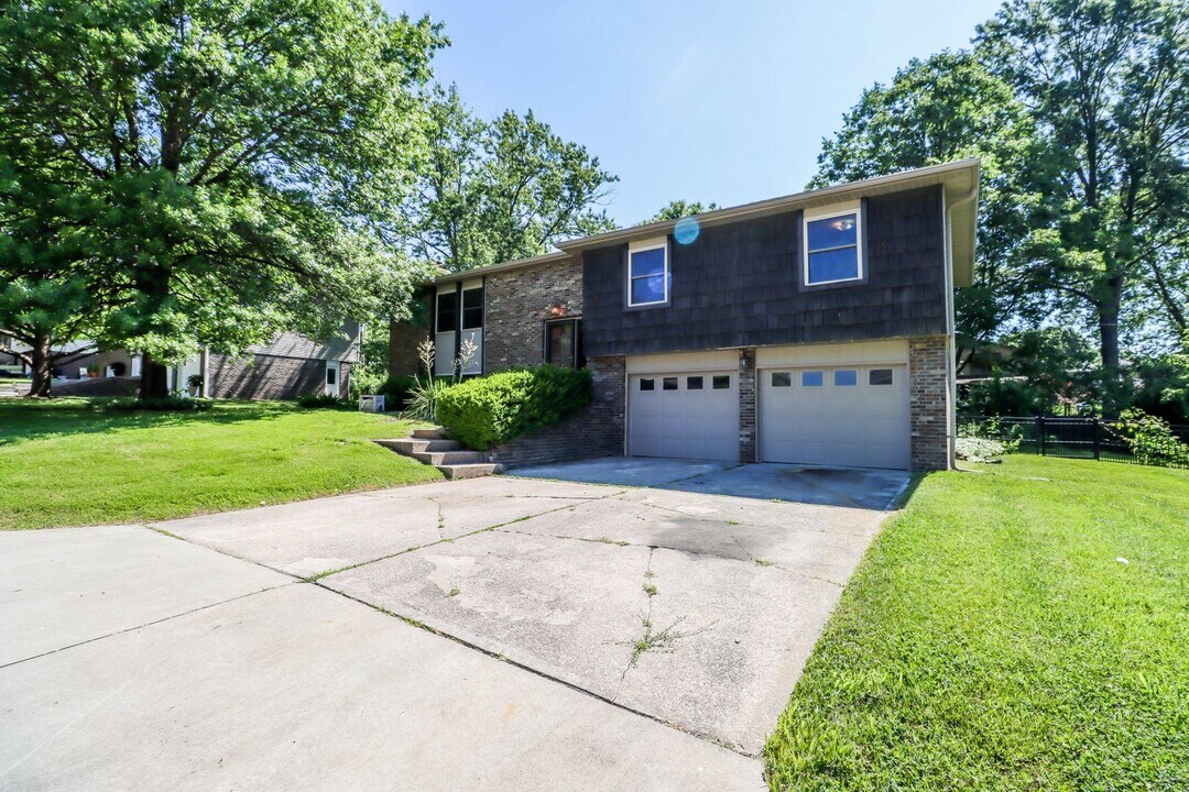 504 Brewer Dr in Columbia, MO - Building Photo