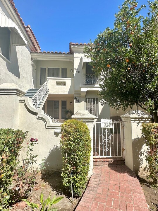 320 Rexford Dr in Beverly Hills, CA - Building Photo