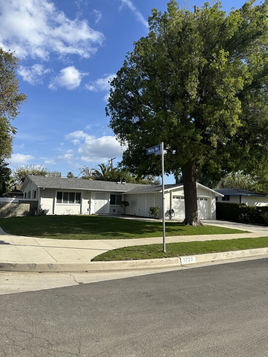 6726 Capistrano Ave in West Hills, CA - Foto de edificio