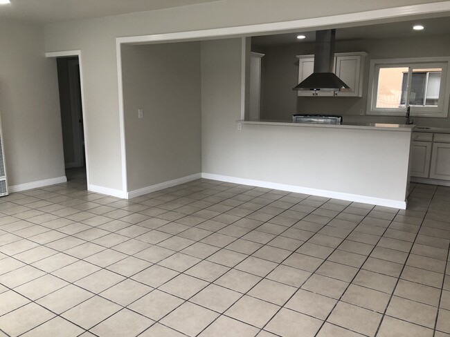 5461 Kingsley St, Unit F in Montclair, CA - Building Photo - Building Photo