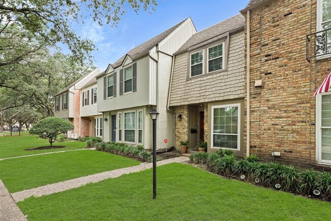 13044 Trail Hollow Dr in Houston, TX - Foto de edificio - Building Photo