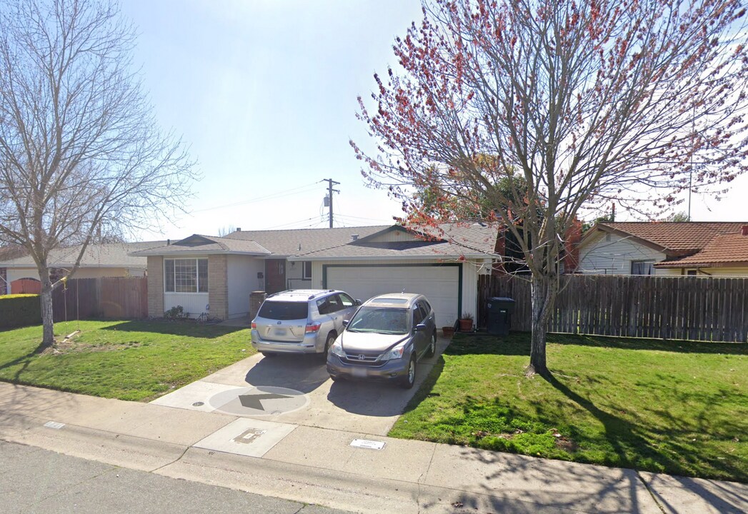 2727 Honeysuckle Way in Sacramento, CA - Building Photo