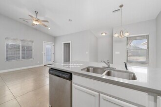 5326 N Hillside St in Wichita, KS - Building Photo - Building Photo