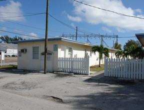 850-855 NW 3rd Ter in Dania, FL - Foto de edificio - Building Photo
