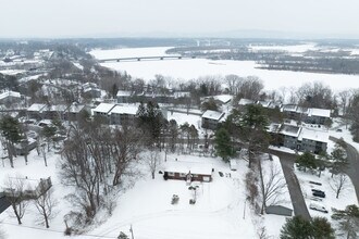 146 Beach Rd in Clifton Park, NY - Foto de edificio - Building Photo