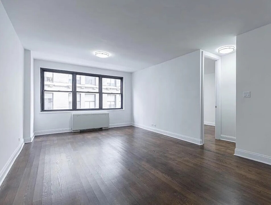 10W W 15th St in New York, NY - Building Photo