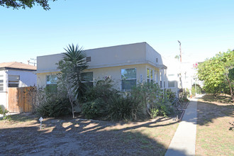 2127 Oak St in Santa Monica, CA - Building Photo - Building Photo