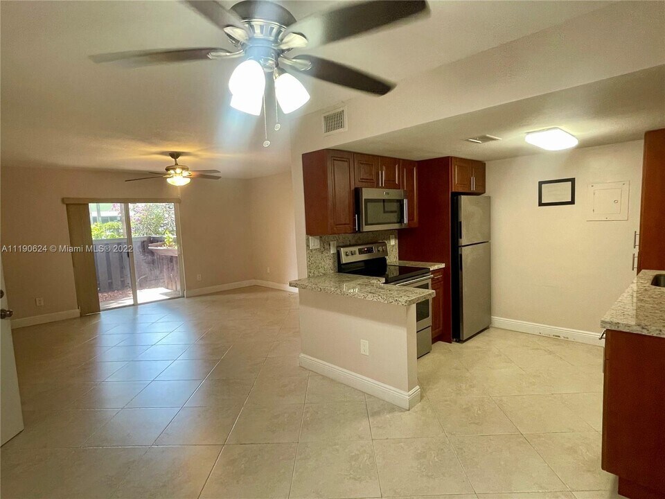 10738 N Kendall Dr-Unit -K17 in Miami, FL - Building Photo