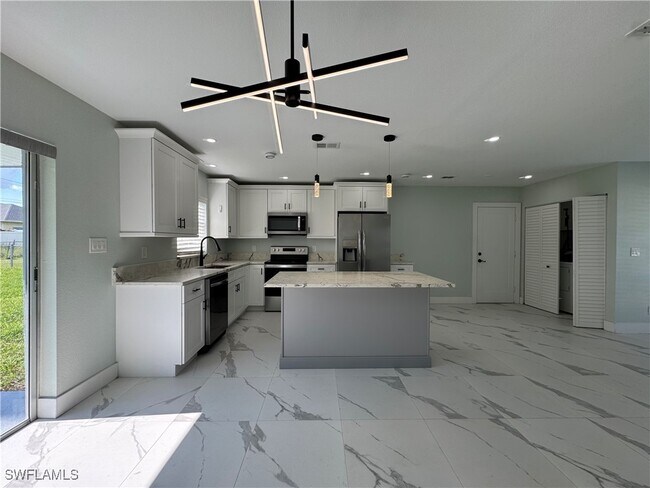 1127 Lovely Ln in North Fort Myers, FL - Foto de edificio - Building Photo