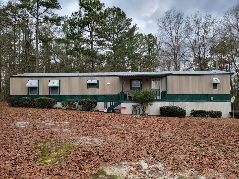 275 Silverberry Ln in St Matthews, SC - Building Photo