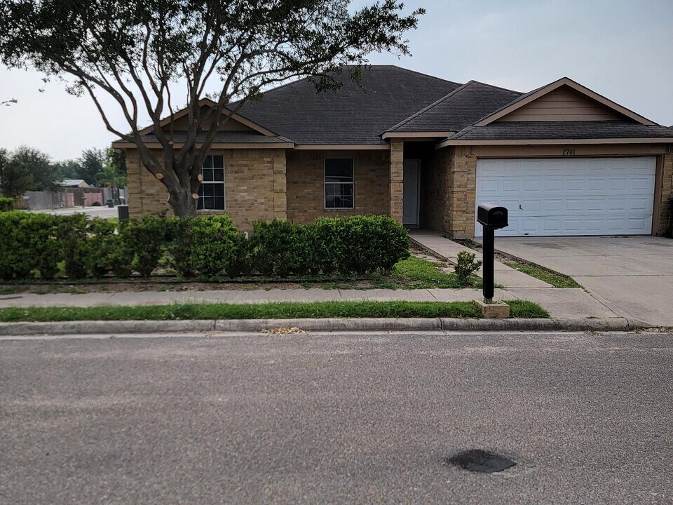 2701 Silver Oak Ave in Mission, TX - Foto de edificio
