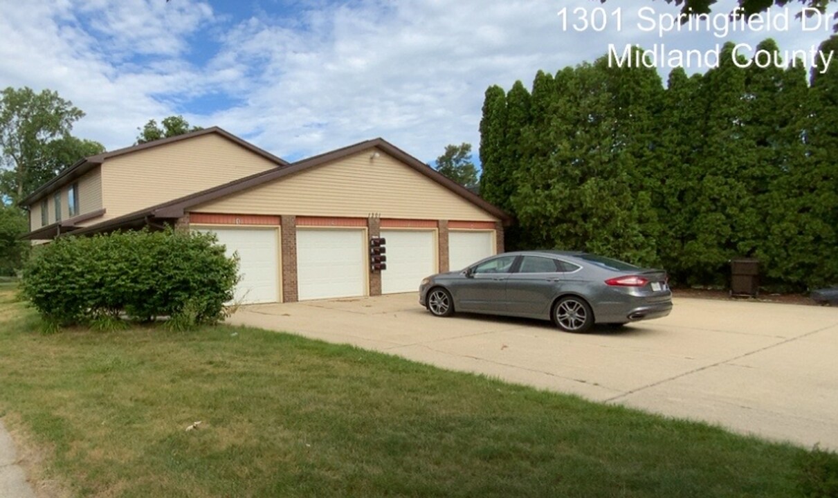 1301 Springfield Dr in Midland, MI - Building Photo