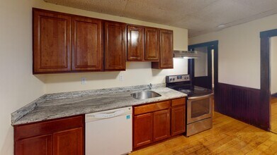 245 Prospect St, Unit 2 in Brockton, MA - Foto de edificio - Building Photo