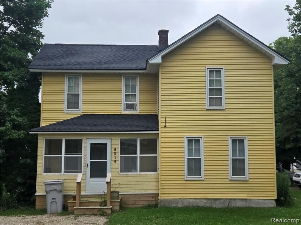 9514 Six Mile Rd in Salem, MI - Building Photo