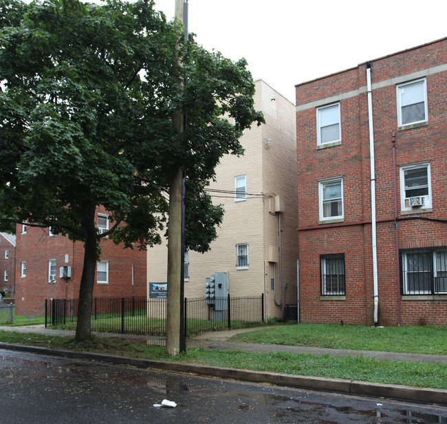 1741 T St SE in Washington, DC - Foto de edificio - Building Photo