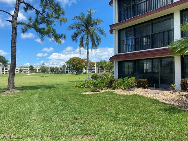 7410 Lake Breeze Dr in Ft. Myers, FL - Foto de edificio - Building Photo