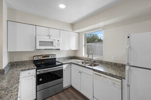 15718 Morgan St, Unit B in Clearwater, FL - Building Photo