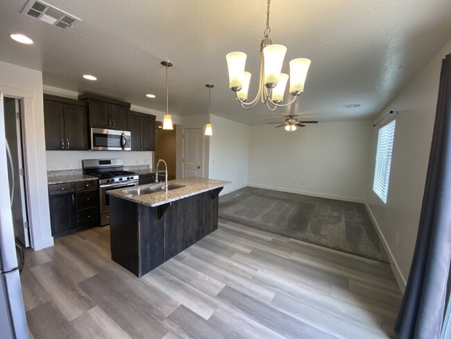5823 Firebird Wy in Saint George, UT - Foto de edificio - Building Photo