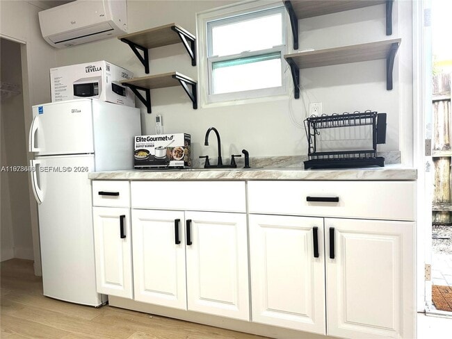 8235 SW 41st Terrace in Miami, FL - Building Photo - Building Photo