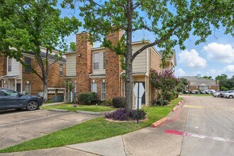 2626 Holly Hall St in Houston, TX - Building Photo - Building Photo