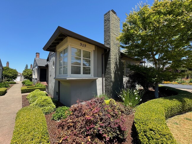 917 Santa Clara Ave, Unit B