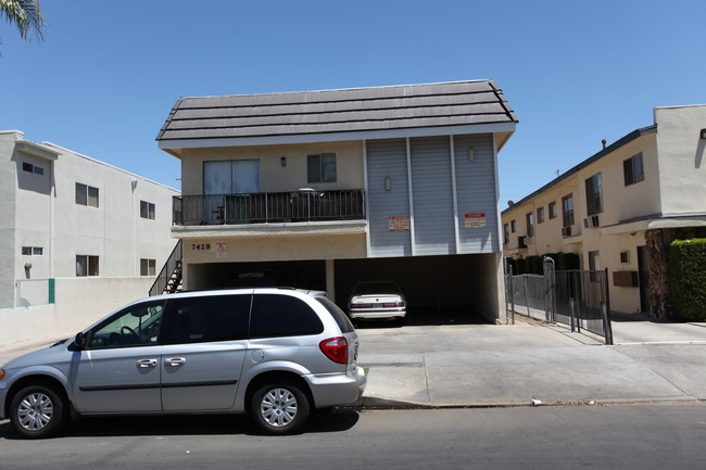 7428 Alabama Ave in Canoga Park, CA - Foto de edificio - Building Photo