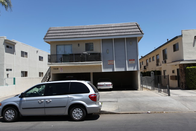 7428 Alabama Ave in Canoga Park, CA - Building Photo - Building Photo