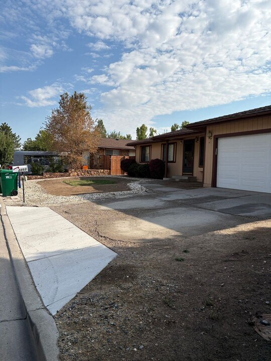 2253 Meadowbrook Ln in Carson City, NV - Building Photo