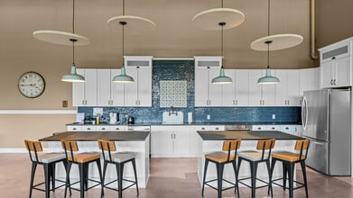 The Oaks at South Park in Hamburg, NY - Foto de edificio - Building Photo