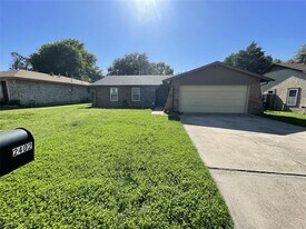 2402 Leslie St in Denton, TX - Building Photo