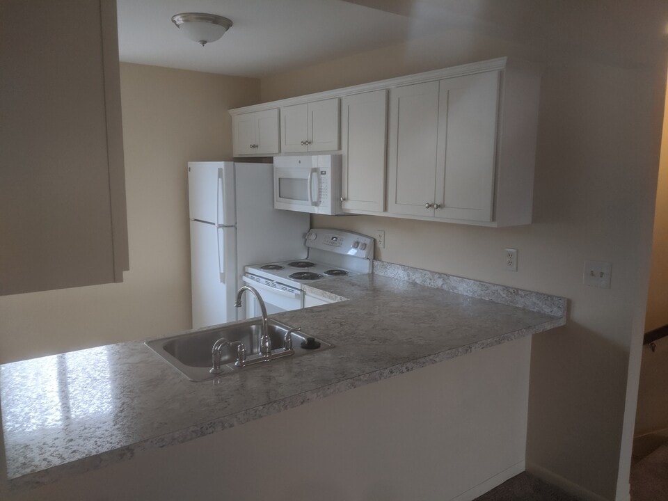 4051 Oneida St, Unit 8 in New Hartford, NY - Building Photo