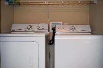 1815 SW White Birch Cir #5 in Ankeny, IA - Building Photo - Building Photo