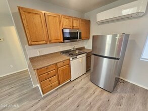 7355 N Black Cyn Hwy in Phoenix, AZ - Building Photo - Building Photo