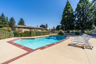 Gateway Village in Springfield, OR - Foto de edificio - Building Photo