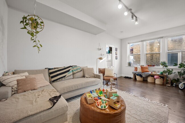 2638 W Haddon Ave, Unit 2638 W Haddon Ave #1 in Chicago, IL - Building Photo - Building Photo