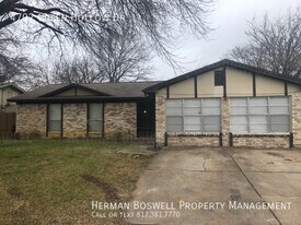 4702 Green Hollow Dr in Arlington, TX - Building Photo