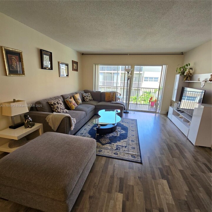 2097 S Ocean Dr, Unit 304 in Hallandale Beach, FL - Building Photo