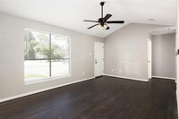 330 E Wilkins St in League City, TX - Building Photo - Building Photo