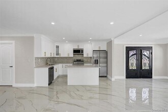 12 Woodcock Ln in Levittown, NY - Foto de edificio - Building Photo