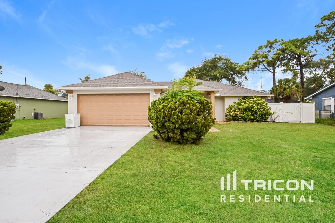 3044 Juniper Dr in Edgewater, FL - Building Photo