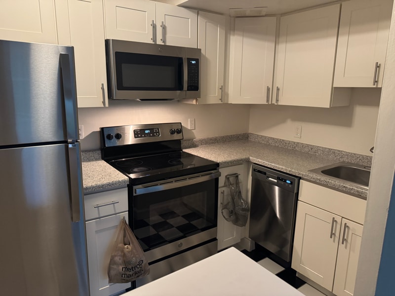 1041 E Knapp St in Milwaukee, WI - Building Photo