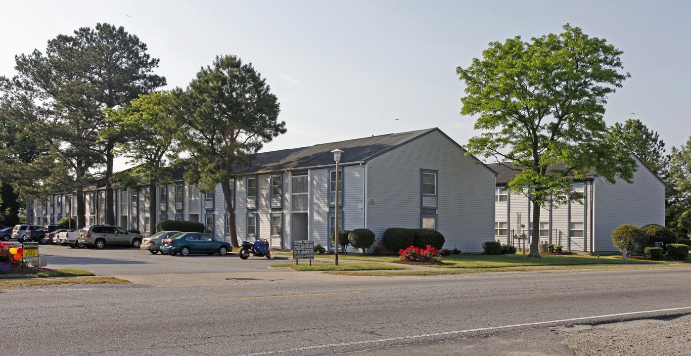 Flair Azalea Apartments in Norfolk, VA - Building Photo