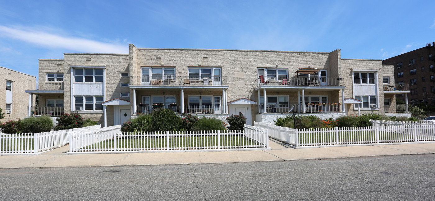 Lincoln Shores Apartments in Long Beach, NY - Building Photo