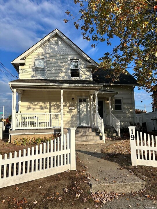 19 S Union St-Unit -1 in Bay Shore, NY - Foto de edificio