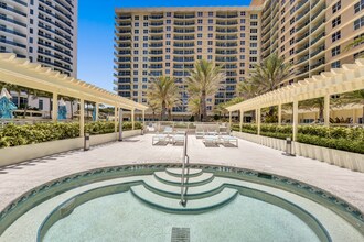 2501 S Ocean Dr in Hollywood, FL - Foto de edificio - Building Photo