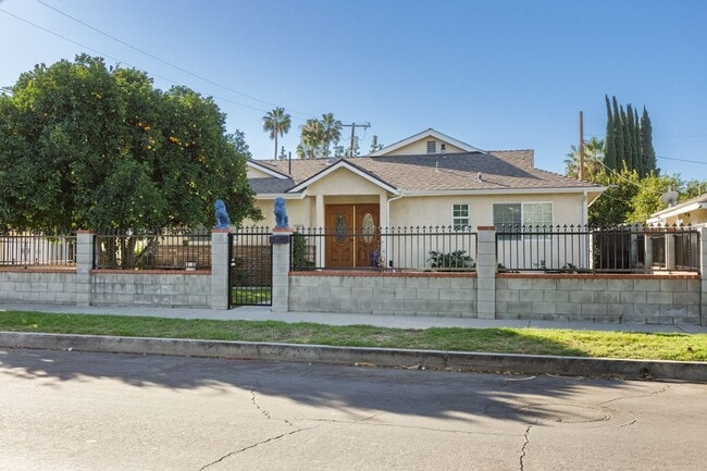 15424 Mayall St in Los Angeles, CA - Building Photo - Building Photo