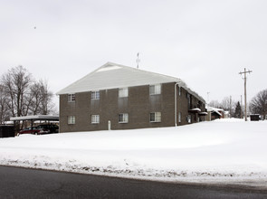 1005 Johnson St in Louisville, OH - Building Photo - Building Photo