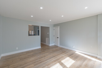 Cornell Manor Apartments in Stratford, NJ - Building Photo - Interior Photo